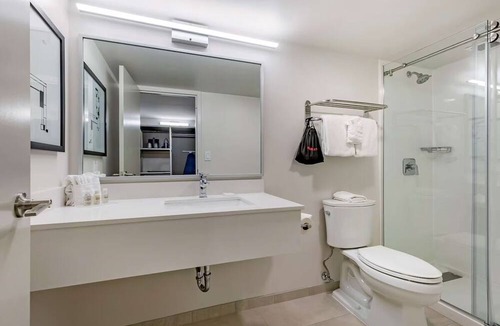 Rockville House | Contemporary Suite: Outdoor Pool and Easy I-270 Access