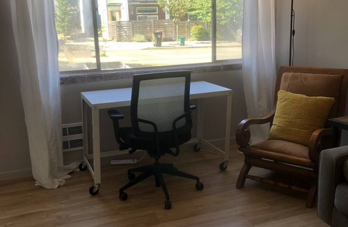 North Admiral Apartment | West Seattle 2 bdrm close to the beach & dining!