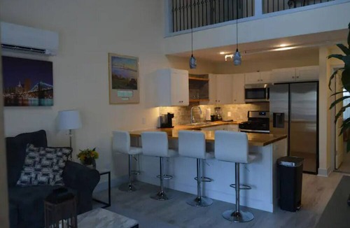 Off Broadway House | 5 minute walk to Downtown Newport ! 2 Floor 2 Bedroom Apartment in Newport