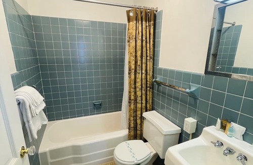 Clemmons Apartment | Clemmons Room queen - Non- Smoking- No Pet