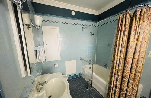 Clemmons Apartment | Johnson Room King - Non- Smoking- No Pet
