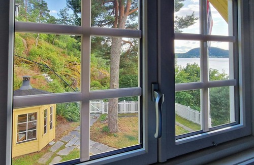 Holmsbu House | Yellow house by the fjord in idyllic Holmsbu