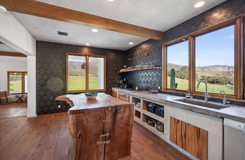 Ventura County House | Modern Ojai Estate with 360 view & Infinity Pool 6 miles to Ojai
