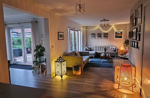 Dunbar House | 5 mins to the sea and golf course! Family sized home with cathedral window.