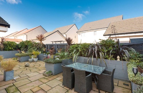 Dunbar House | 5 mins to the sea and golf course! Family sized home with cathedral window.