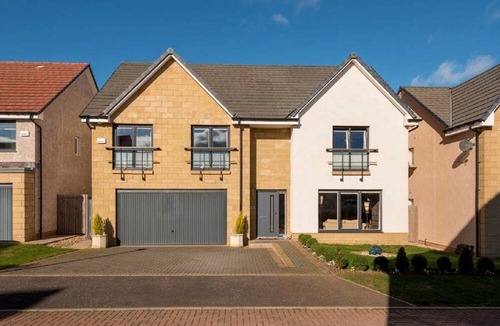 Dunbar House | 5 mins to the sea and golf course! Family sized home with cathedral window.