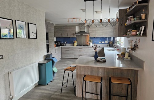 Dunbar House | 5 mins to the sea and golf course! Family sized home with cathedral window.