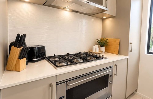 Bassendean House | Modern Oasis | 3BR Home