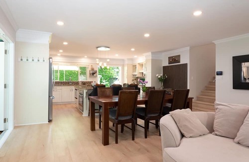 Deep Cove House | Private Luxury Retreat, Hot Tub, Golf & Mountain Adventures, 25 Min to Downtown