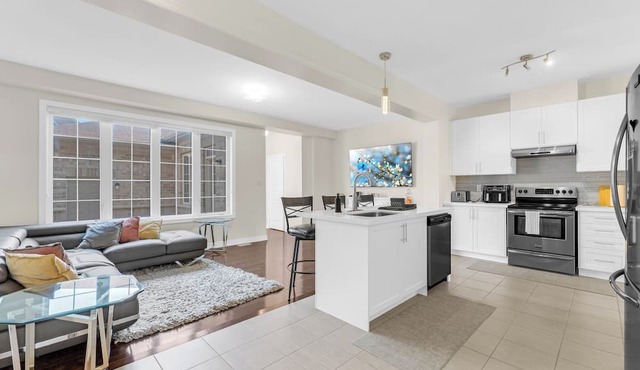 Spacious 4 bedroom Escape Near Canada's Wonderland!