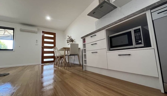 New and cozy entire 3 bedroom guesthouse free parking