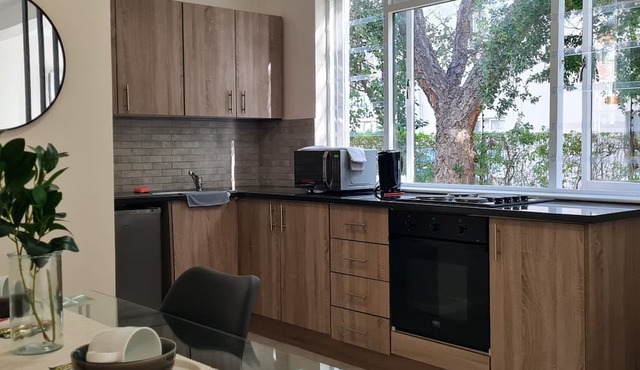 Green Oasis apartment nestled among tall trees- extra length bed, queen size