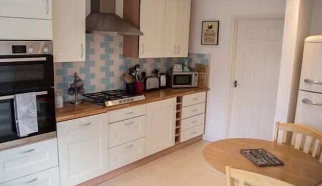 Spacious 3 bed house with parking