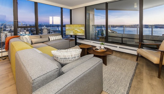 Lower Lonsdale Luxe - Panoramic Views!
