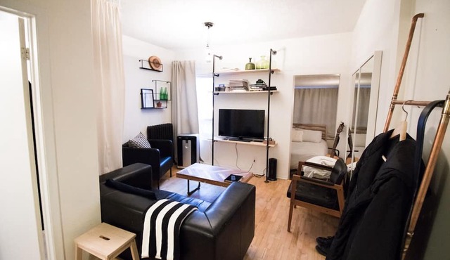 Central & Economical Suite in Eduardian Home