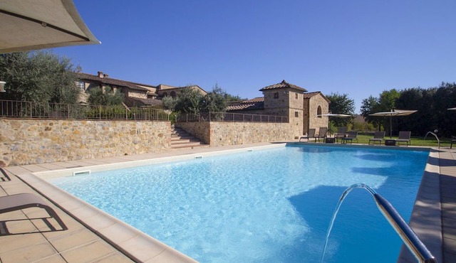 Beautiful villa for 36 people with private pool, WIFI, TV, pets allowed and parking