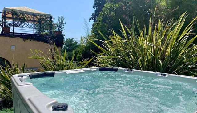 Stunning villa for 5 people with hot tub, WIFI, TV, pets allowed, panoramic view and parking