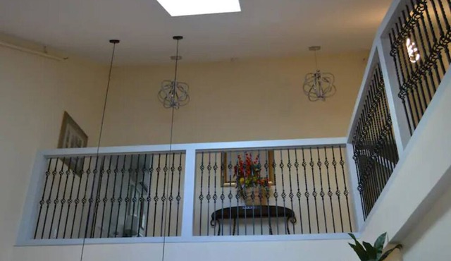 5 minute walk to Downtown Newport ! 2 Floor 2 Bedroom Apartment in Newport