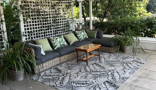 RIVERTON RETREAT, RONDEBOSCH l . .. . . . ..