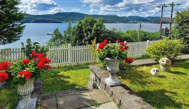 Yellow house by the fjord in idyllic Holmsbu