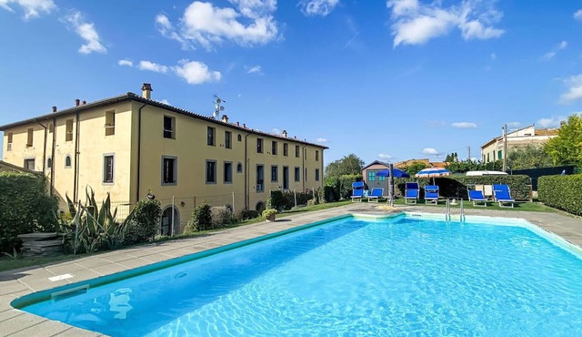 Nice apartment for 4 guests with WIFI, A/C, pool, TV, patio and pets allowed