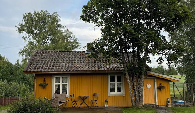 Veslestua, located on a cozy farmstead by Lake Rødenessjøen