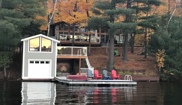 Conveniently located 4 Season Cottage with Hot Tub and amazing sunsets!